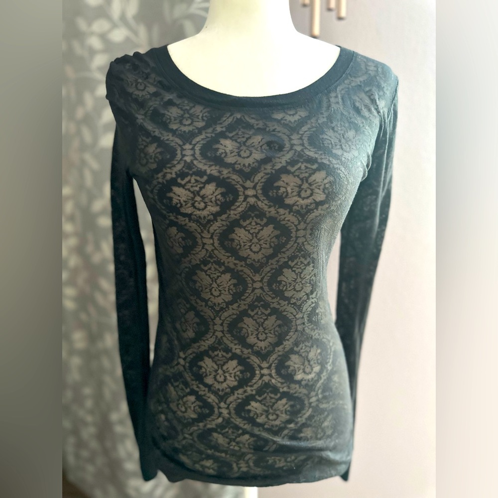 Paisley black lace ling sleeve top size medium
